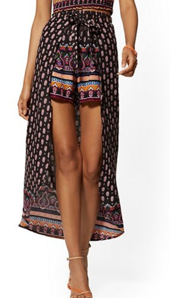 NWT NY&CO Multicolor Border-Print Short w/ overlay